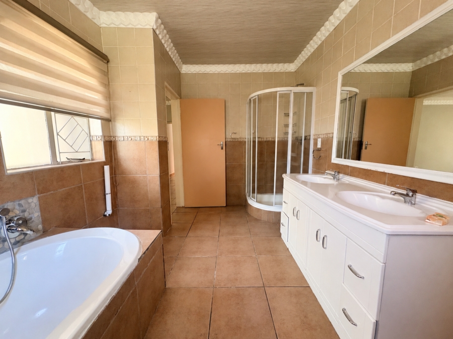 4 Bedroom Property for Sale in Flamwood North West